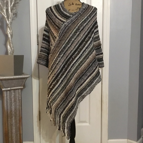 Boho Chic Poncho - Picture 6 of 8